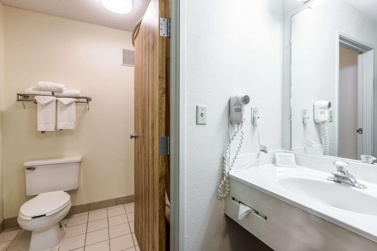 Bathroom 4, Quality Inn Kearney South, Buffalo