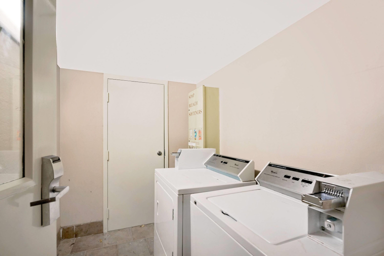 Bathroom 4, Super 8 by Wyndham Hermitage Nashville, Davidson