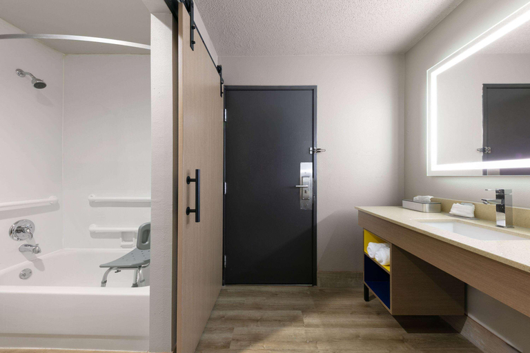 Bathroom 4, Days Inn by Wyndham Fort Smith, Sebastian