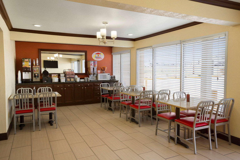 Food & Drinks 5, Super 8 By Wyndham Woodward, Woodward