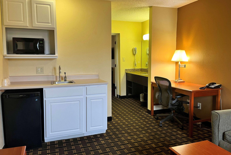 Bedroom 3, Super 8 by Wyndham Indianapolis/NE/Castleton Area, Indianapolis