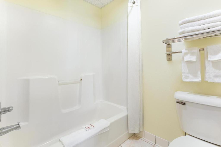 Bathroom 4, Western Inn & Suites, Mitchell