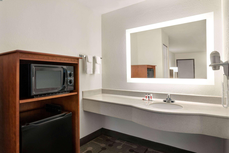 Bathroom 4, Howard Johnson Chattanooga Lookout Mountain, Hamilton