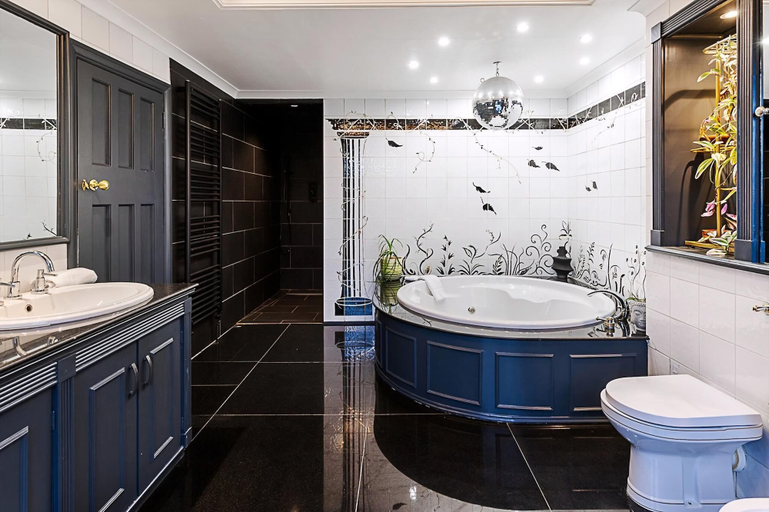 Bathroom 4, Stunning 5 Bed House in Willesden Green!, London