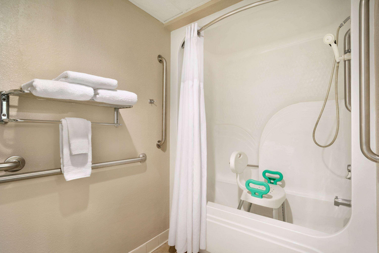 Bathroom 3, Super 8 by Wyndham Chambersburg I-81, Franklin