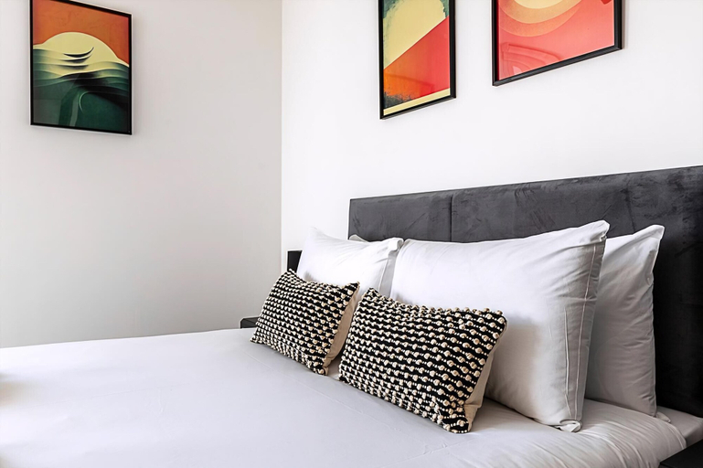 Bedroom 3, Sleek and Stylish 9th Floor Apartment, London