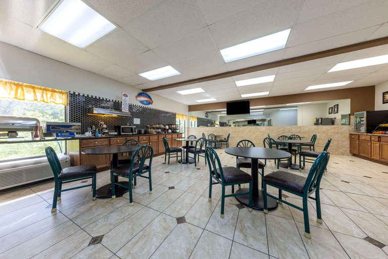 Food & Drinks 5, Baymont by Wyndham Lawrence, Douglas