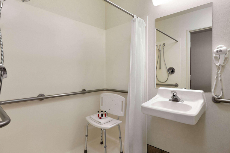 Bathroom 4, Travelodge by Wyndham Hermiston, Umatilla
