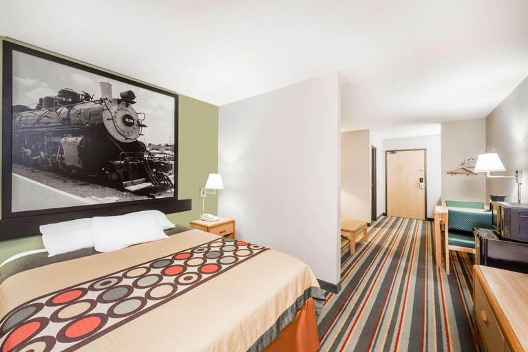 Bedroom 3, Super 8 by Wyndham Chanute, Neosho
