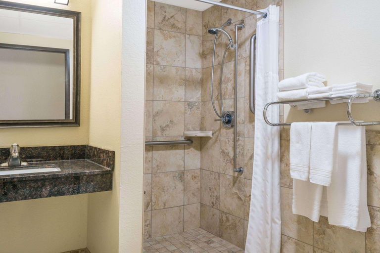Bathroom 4, Days Inn & Suites by Wyndham Baxter Brainerd Area, Crow Wing