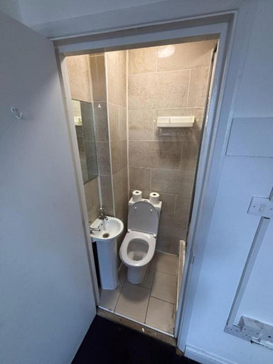 Bathroom 5, Golden Star Hotel, London