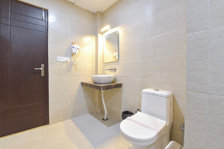 Bathroom, Fabhotel Burans Residency, Dehradun