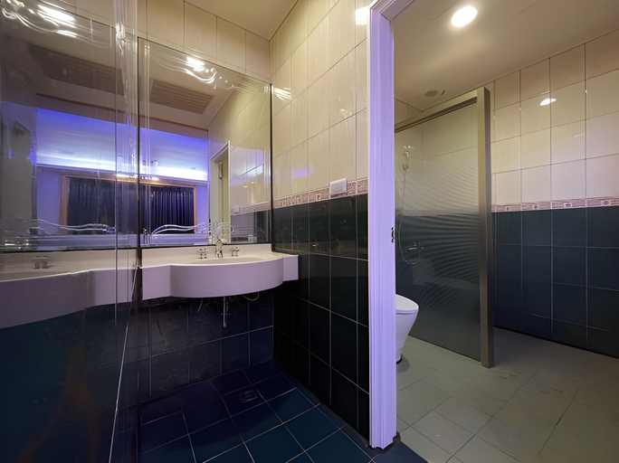Bathroom 3, King & Princess Motel II, Tainan