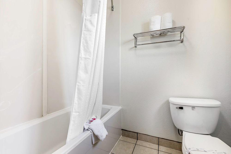 Bathroom 4, Econo Lodge Long Beach I-405, Los Angeles