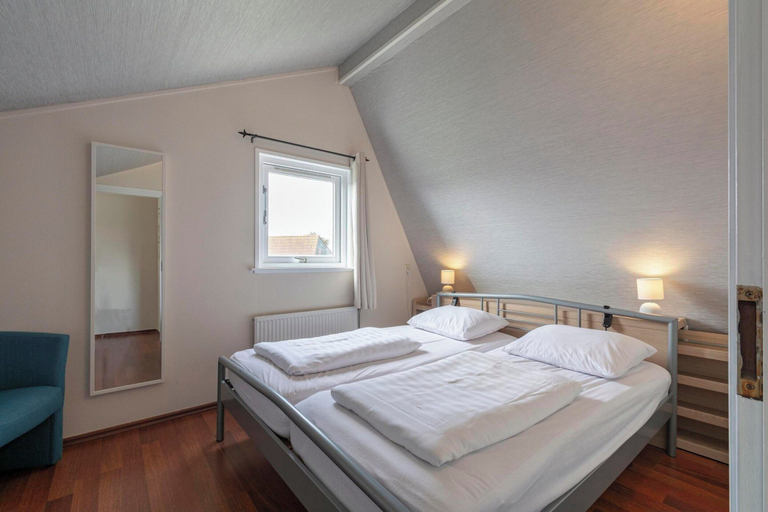 Room 5, Holiday Home in Julianadorp by Beach, Den Helder