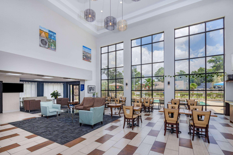 Public Area 2, Days Inn & Suites by Wyndham Savannah Midtown, Chatham