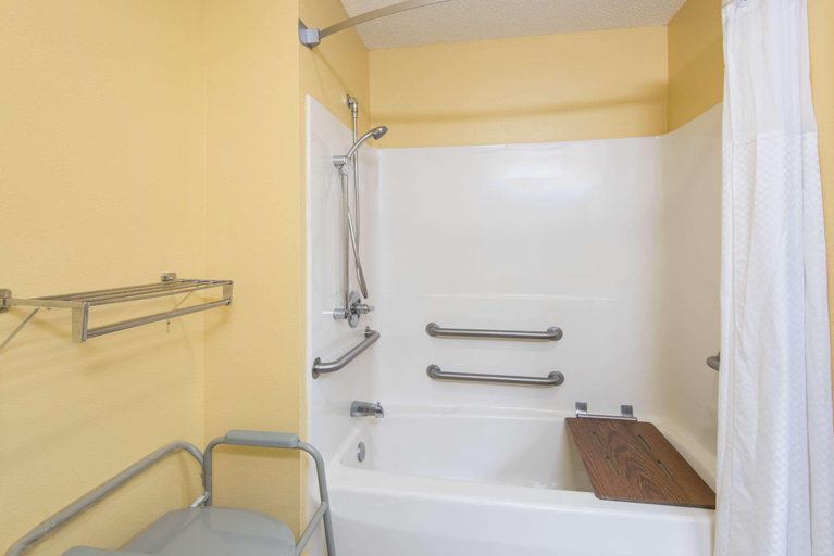 Bathroom 4, Super 8 by Wyndham Medina, Medina