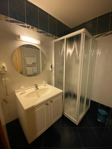Bathroom 4, Le Schuss, Haute-Savoie