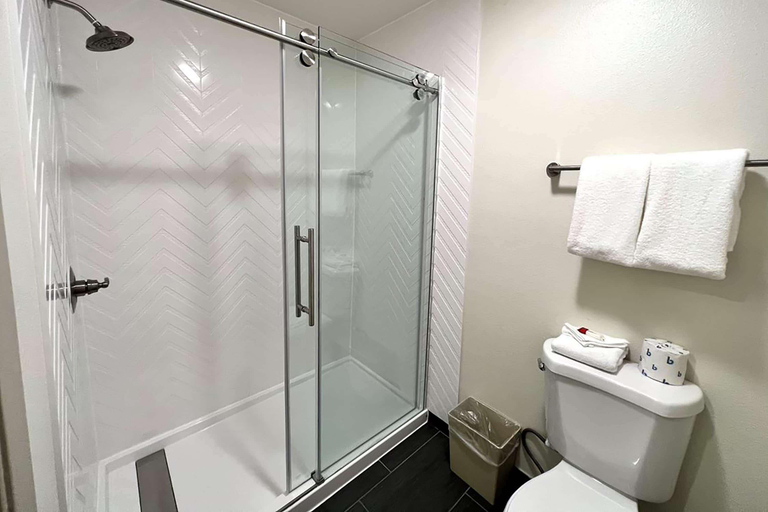 Bathroom 4, Ramada by Wyndham Anaheim Convention Center, Orange