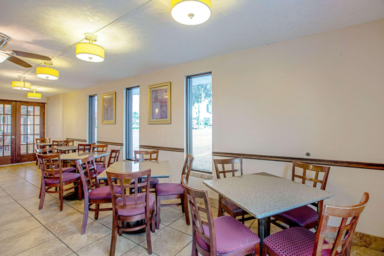 Food & Drinks 5, Quality Inn & Suites Live Oak I-10 Exit 283, Suwannee