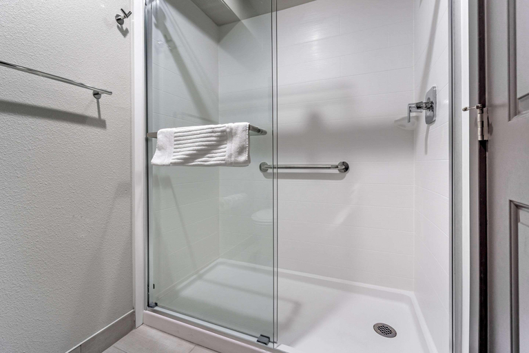 Bathroom 4, Comfort Inn & Suites Pacific - Auburn, King