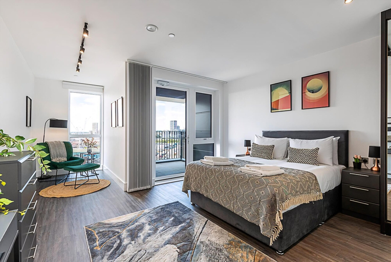 Bedroom 3, Sky-high Apartment With Modern Decor, London
