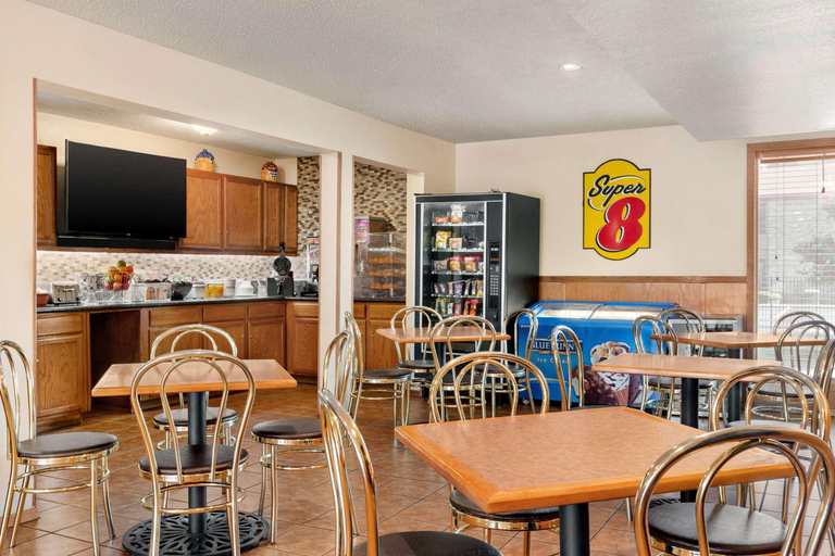 Food & Drinks 5, Super 8 by Wyndham Waco University Area, McLennan