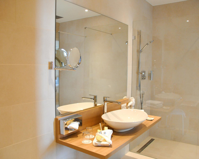 Bathroom 4, Seehuus Hotel, Ostholstein