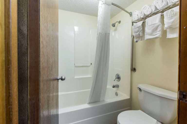 Bathroom 5, Quality Inn Cordele, Crisp