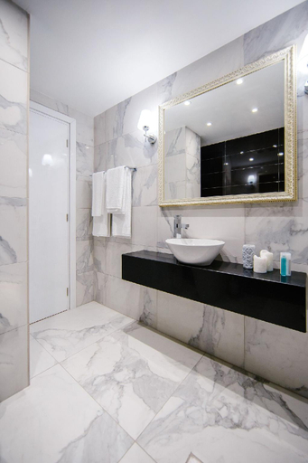Bathroom, Qbic City Hotel, Larnaca