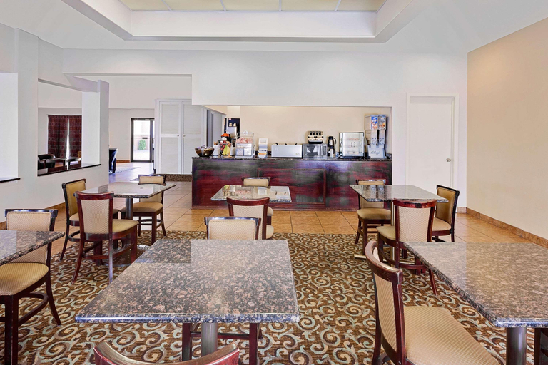 Food & Drinks 5, Super 8 by Wyndham Plainview, Hale