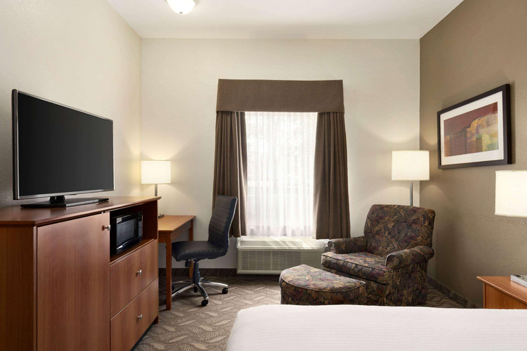 Bedroom 3, Super 8 by Wyndham Calgary Shawnessy Area, Division No. 6