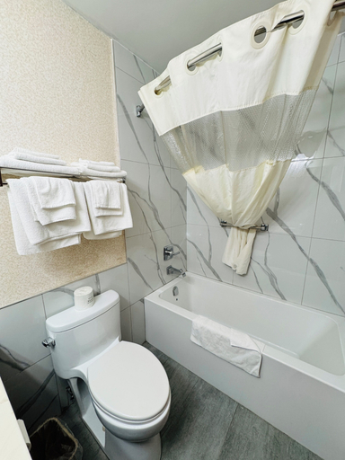 Bathroom 5, Canadas Best Value Inn & Suites Castlegar, Central Kootenay
