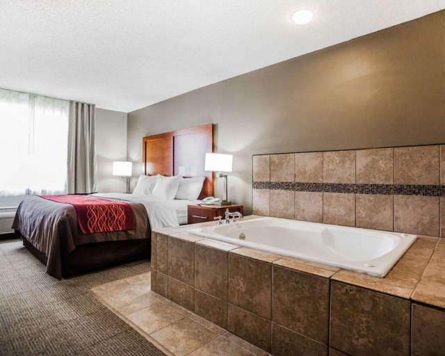 Bathroom, Comfort Inn Moberly, Randolph
