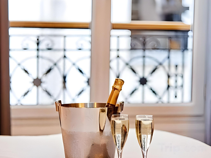 Food & Drinks 5, Madrigal Hotel, Paris