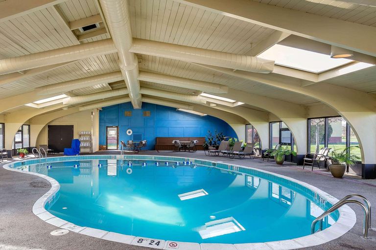 Sport & Beauty 2, Quality Inn Perrysburg Area, Wood