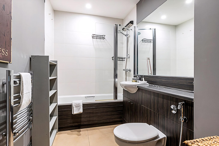 Bathroom 3, Riverside Escape With Breathtaking Thames Views, London