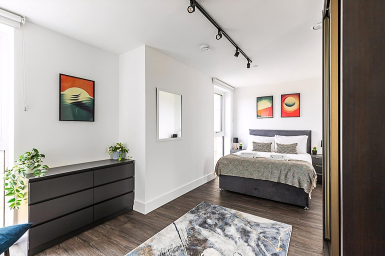 Bedroom 3, Stunning Studio Apartment, London