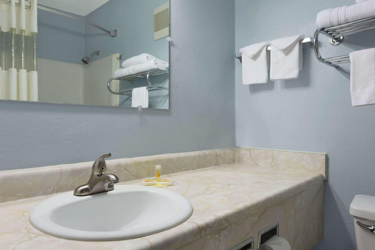 Bathroom 3, Days Inn by Wyndham Middletown, Warren