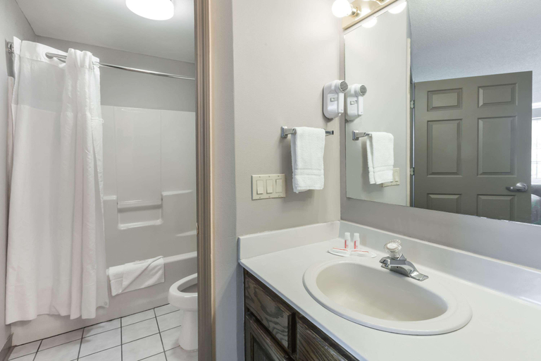 Bathroom 4, Super 8 By Wyndham Clinton, Anderson