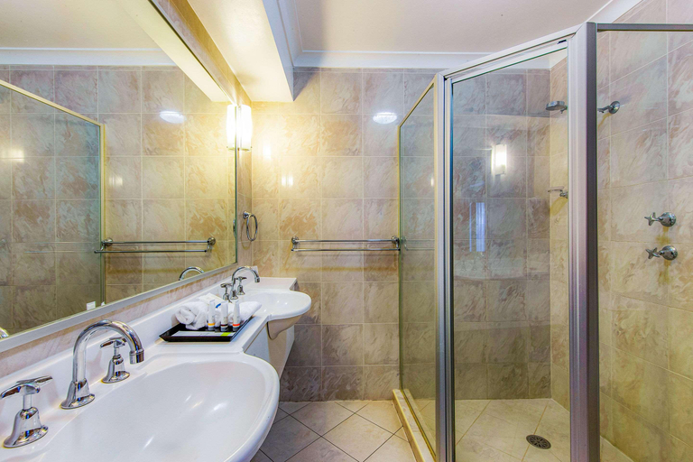 Bathroom 4, Quality Inn Penrith, Penrith - West