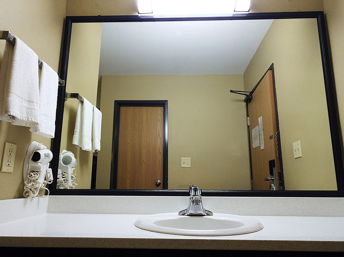 Bedroom 3, Super 8 by Wyndham Chanute, Neosho