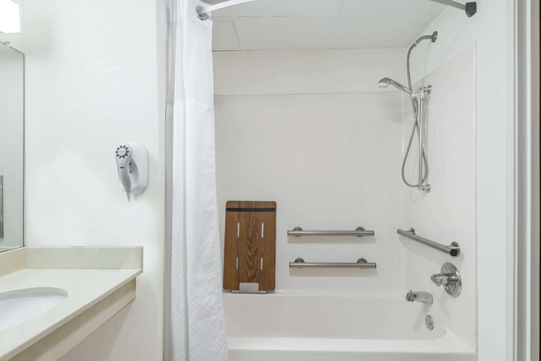 Bathroom 3, Days Inn By Wyndham Norton, Norton
