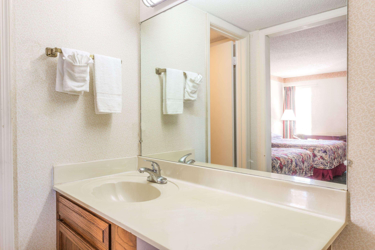 Bathroom 4, Days Inn By Wyndham Cornelia, Habersham