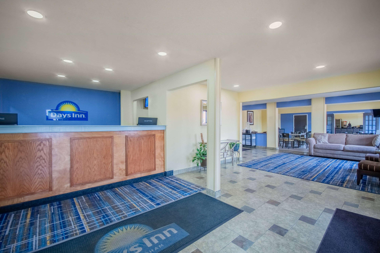Public Area 3, Days Inn & Suites by Wyndham Waterloo, Black Hawk