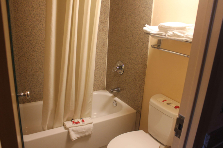 Bathroom 5, Super 8 by Wyndham Laurel, Howard