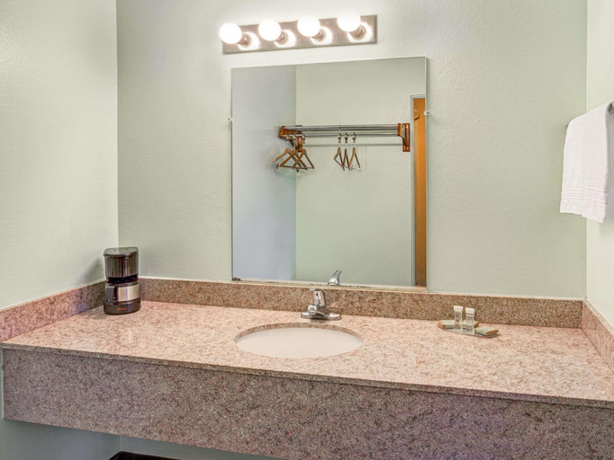 Bathroom 3, Super 8 By Wyndham Yreka, Siskiyou
