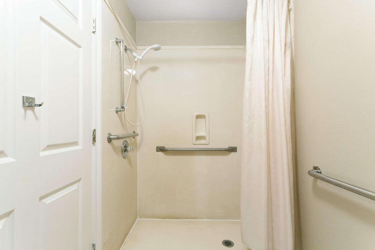 Bathroom 4, Super 8 by Wyndham Jackson/North, Hinds