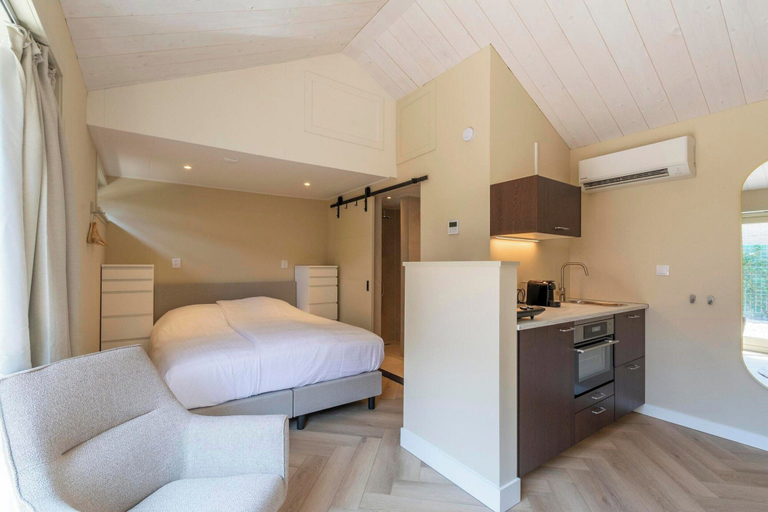Room 5, Beautiful Suite on the Village Square, Zijpe