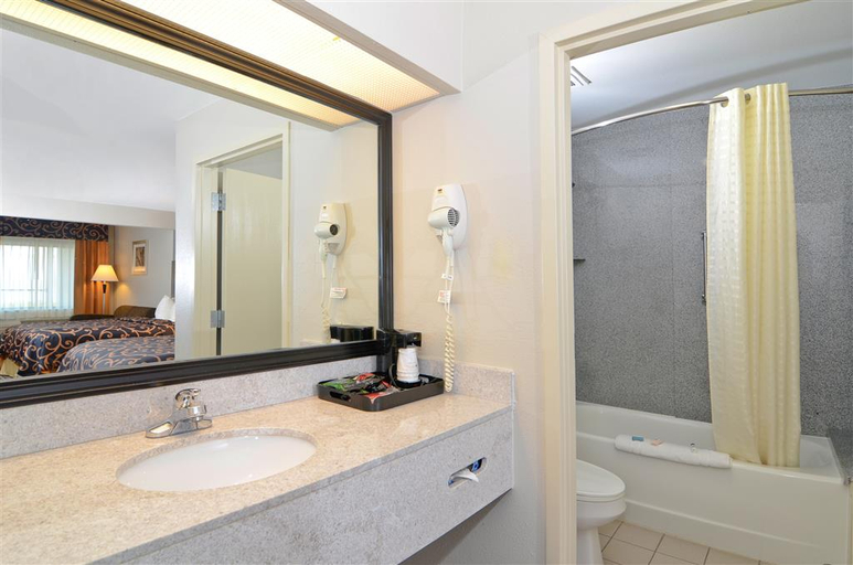 Bathroom 4, Quality Inn Memphis Airport, Shelby